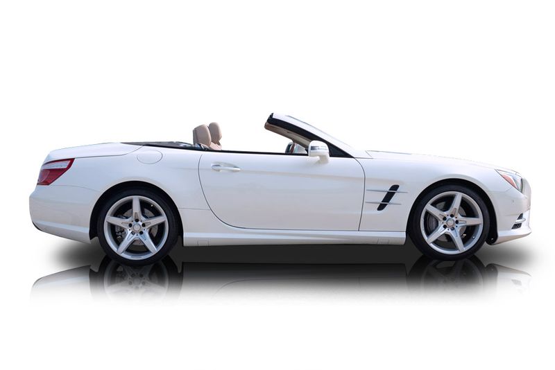 An incredible side shot photo of aMercedes-Benz SL400 that you should buy.