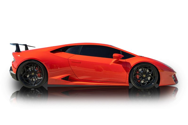 An incredible side shot photo of aLamborghini Huracan that you should buy.