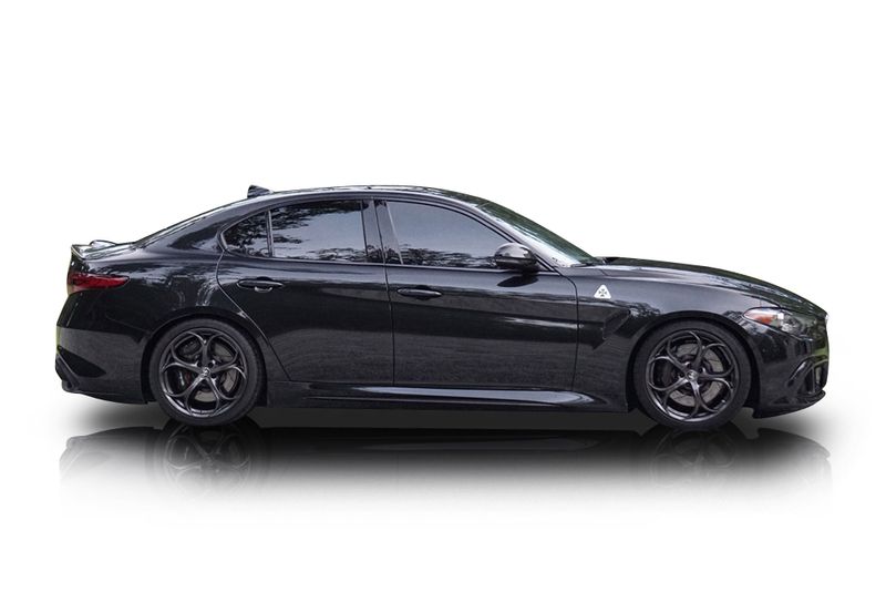 An incredible side shot photo of aAlfa Romeo Giulia that you should buy.