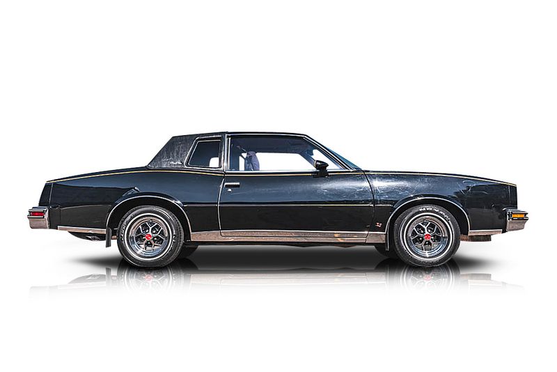 An incredible side shot photo of aPontiac Grand Prix that you should buy.