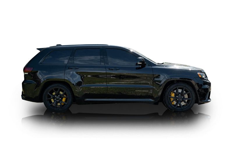 An incredible side shot photo of aJeep Grand Cherokee that you should buy.