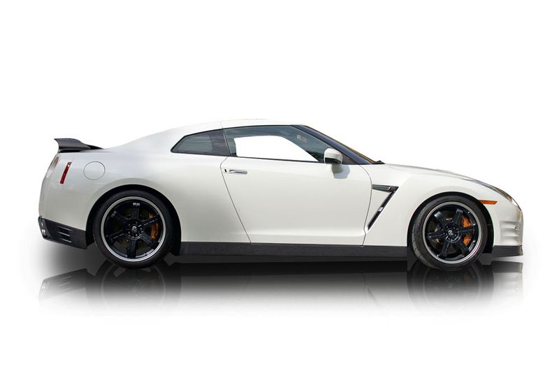 An incredible side shot photo of aNissan GT-R that you should buy.