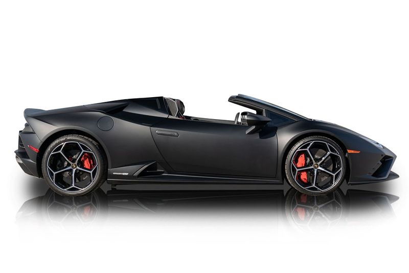 An incredible side shot photo of aLamborghini Huracan that you should buy.