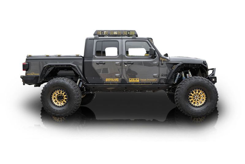 An incredible side shot photo of aJeep Gladiator that you should buy.