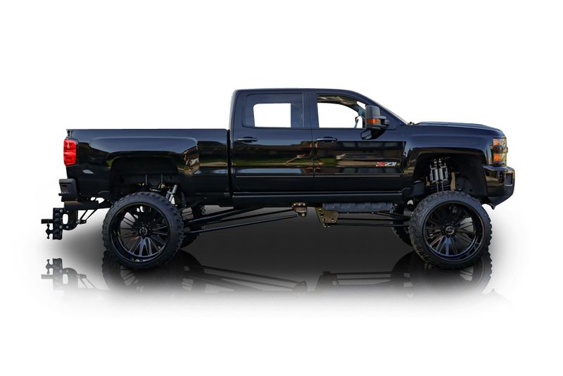 An incredible side shot photo of aChevrolet Silverado 2500 HD that you should buy.