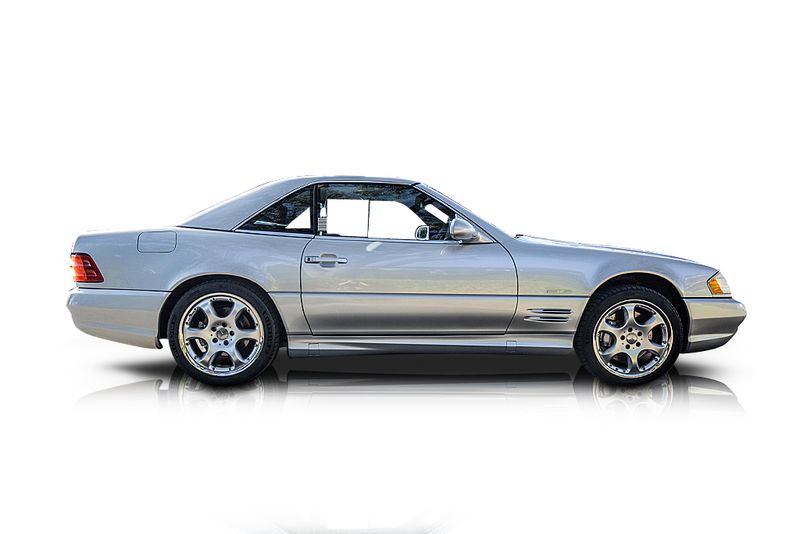 An incredible side shot photo of aMercedes-Benz SL500 that you should buy.