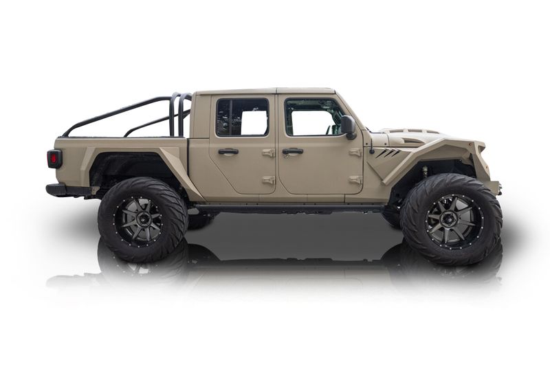 An incredible side shot photo of aJeep Gladiator that you should buy.