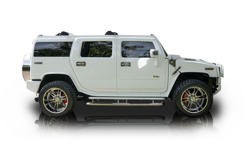 An incredible side shot photo of aHummer H2 that you should buy.
