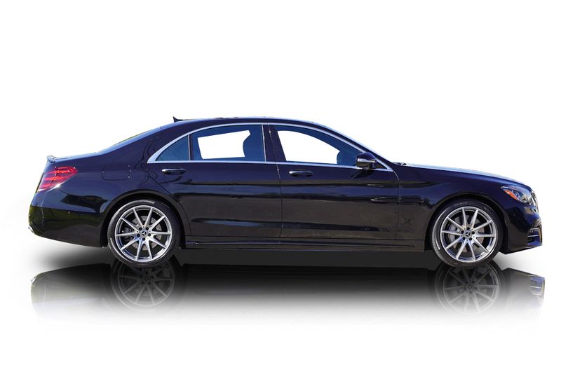 An incredible side shot photo of aMercedes-Benz S560 that you should buy.