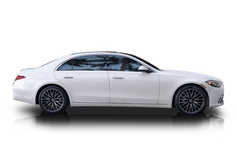 An incredible side shot photo of aMercedes-Benz S580 that you should buy.