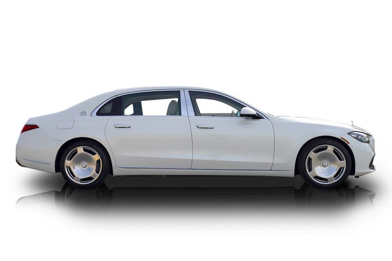 An incredible side shot photo of aMercedes-Benz Maybach S580 that you should buy.