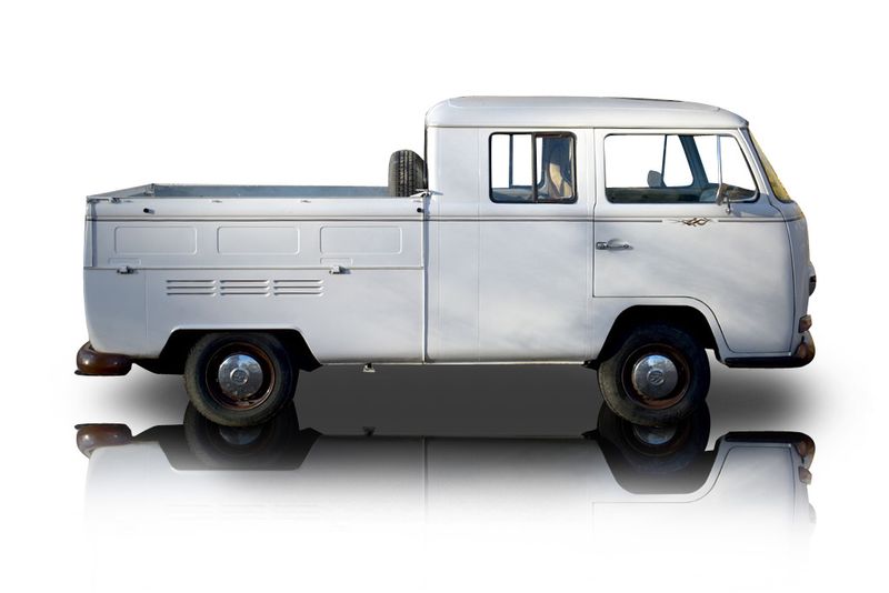 An incredible side shot photo of aVolkswagen Transporter that you should buy.