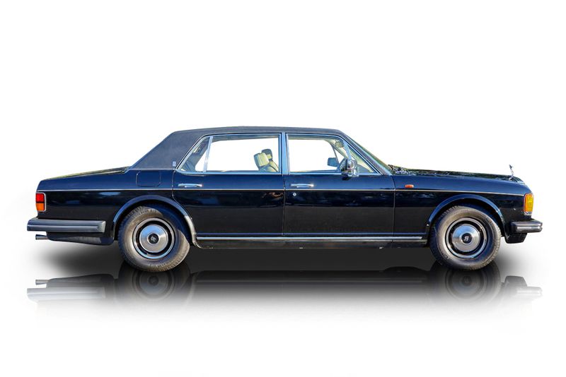 An incredible side shot photo of aRolls-Royce Silver Spur that you should buy.