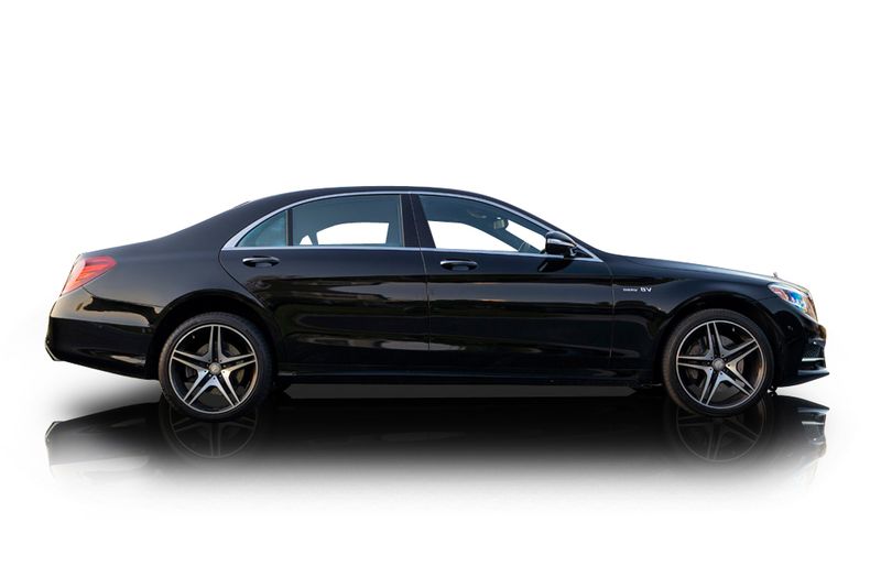 An incredible side shot photo of aMercedes-Benz S550 that you should buy.