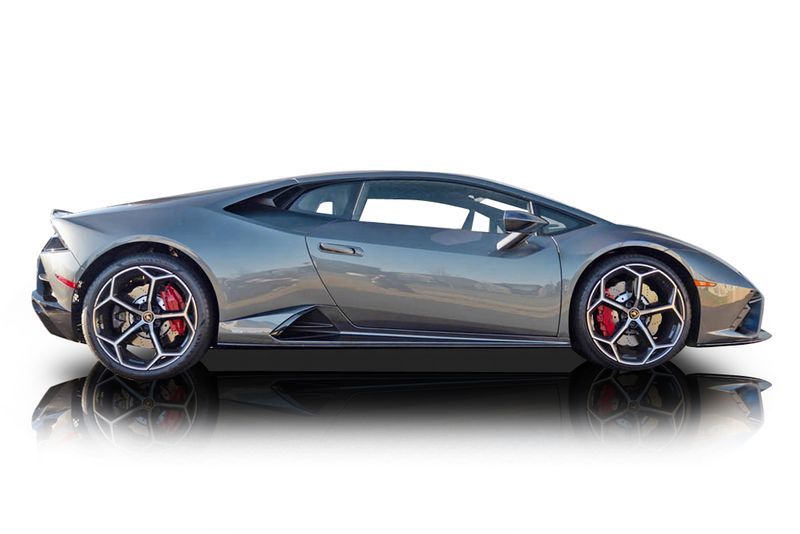 An incredible side shot photo of aLamborghini Huracan that you should buy.