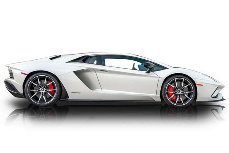 An incredible side shot photo of aLamborghini Aventador that you should buy.