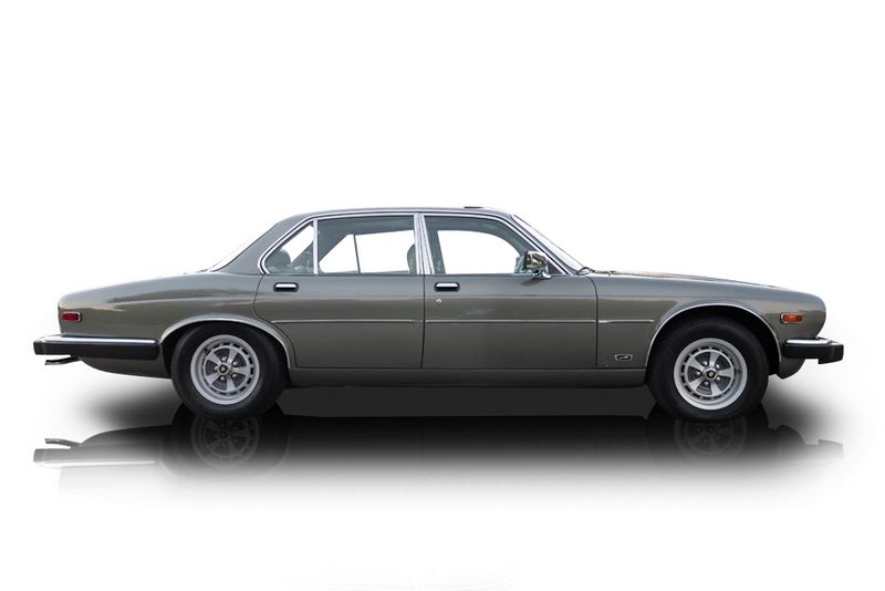 An incredible side shot photo of aJaguar XJ6 that you should buy.