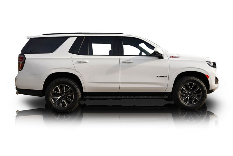 An incredible side shot photo of aChevrolet Tahoe that you should buy.