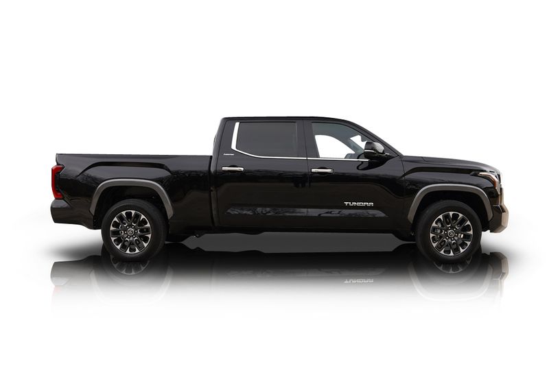 An incredible side shot photo of aToyota Tundra that you should buy.