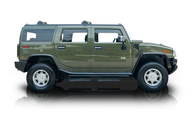 An incredible side shot photo of aHummer H2 that you should buy.
