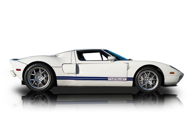 An incredible side shot photo of aFord GT that you should buy.