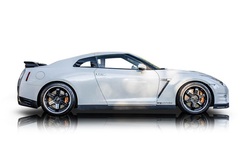 An incredible side shot photo of aNissan GT-R that you should buy.