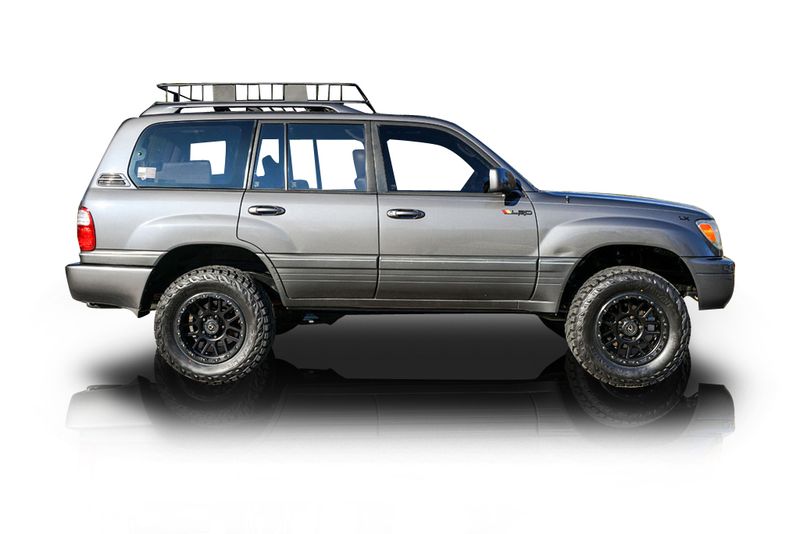 An incredible side shot photo of aLexus LX470 that you should buy.