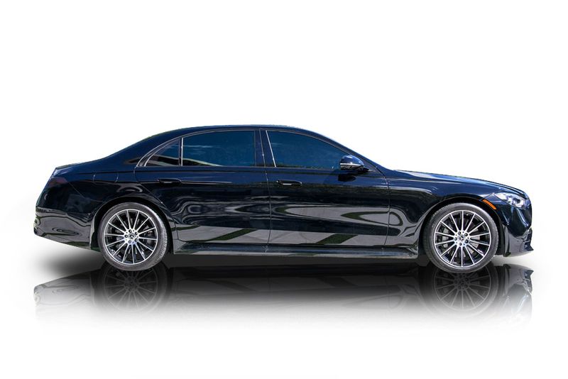 An incredible side shot photo of aMercedes-Benz S580 that you should buy.