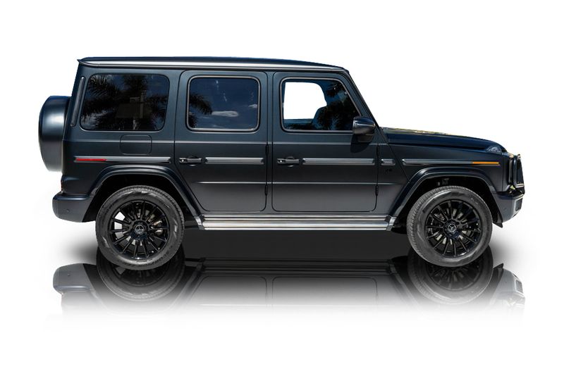 An incredible side shot photo of aMercedes-Benz G550 that you should buy.