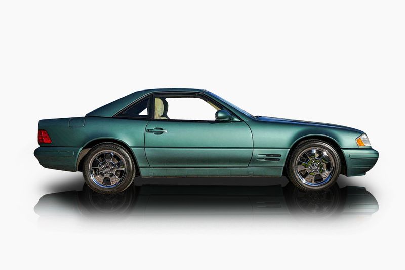 An incredible side shot photo of aMercedes-Benz SL500 that you should buy.