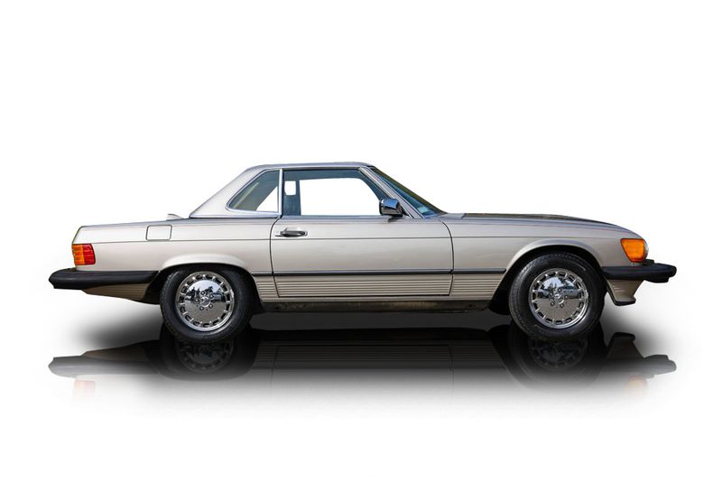 An incredible side shot photo of aMercedes-Benz 560SL that you should buy.