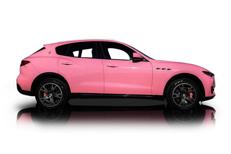 An incredible side shot photo of aMaserati Levante that you should buy.