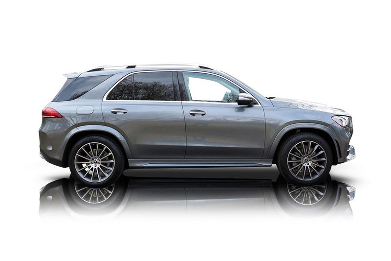 An incredible side shot photo of aMercedes-Benz GLE350 that you should buy.