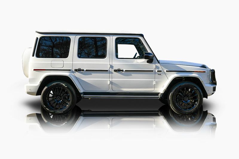 An incredible side shot photo of aMercedes-Benz G550 that you should buy.