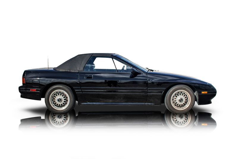 An incredible side shot photo of aMazda RX-7 that you should buy.