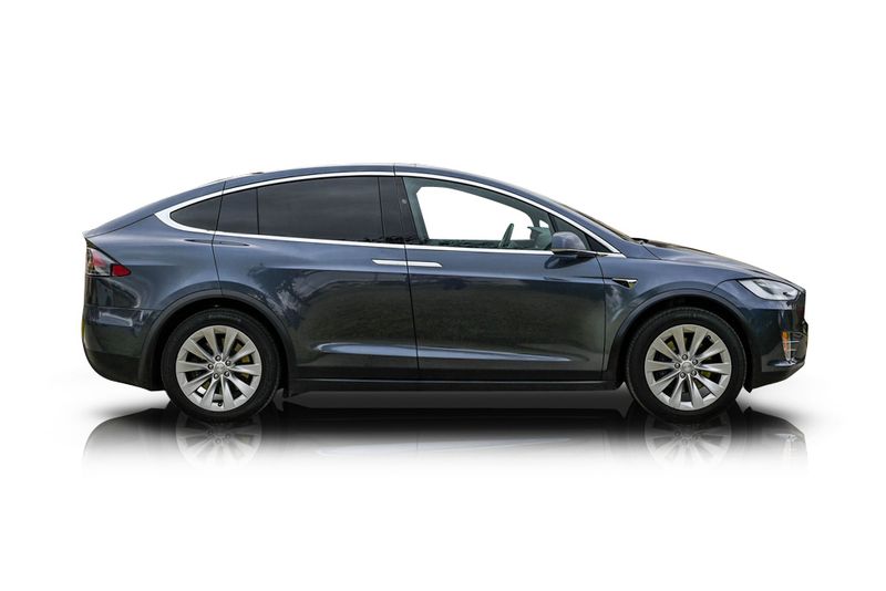 An incredible side shot photo of aTesla Model X that you should buy.