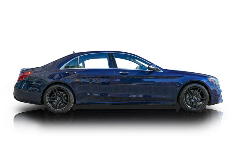 An incredible side shot photo of aMercedes-Benz S560 that you should buy.
