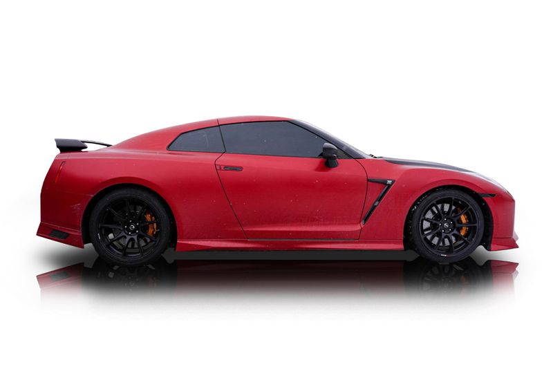 An incredible side shot photo of aNissan GT-R that you should buy.