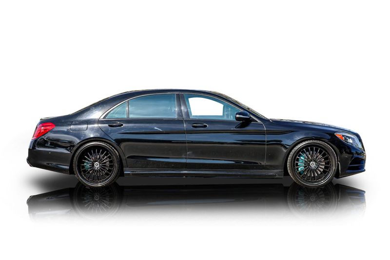 An incredible side shot photo of aMercedes-Benz S550 that you should buy.