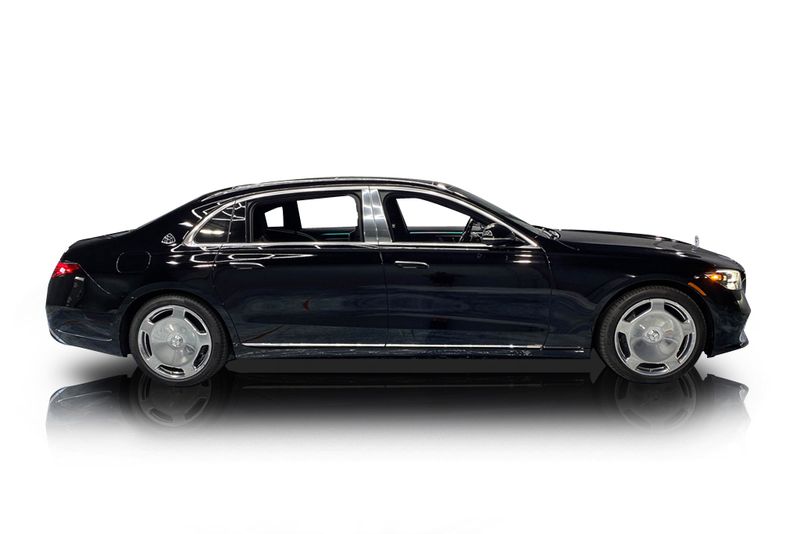 An incredible side shot photo of aMercedes-Benz Maybach S580 that you should buy.