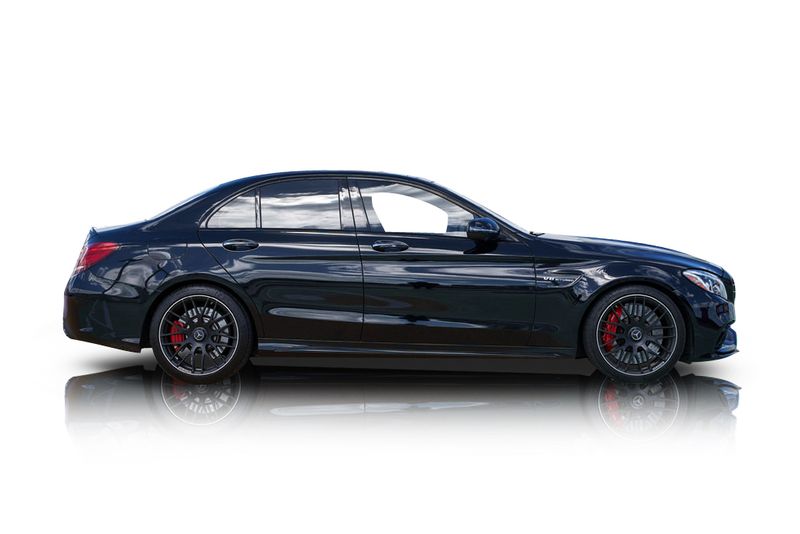 An incredible side shot photo of aMercedes-Benz C63 AMG S that you should buy.