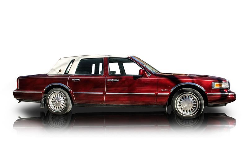 An incredible side shot photo of aLincoln Town Car that you should buy.