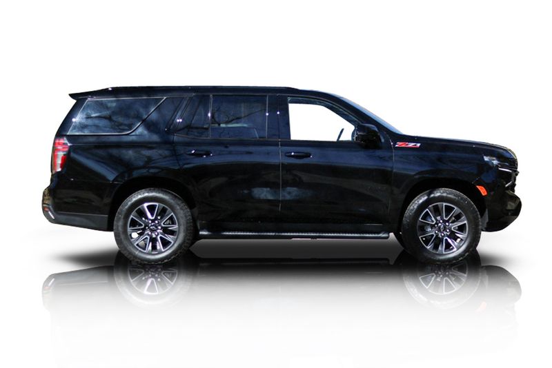 An incredible side shot photo of aChevrolet Tahoe that you should buy.