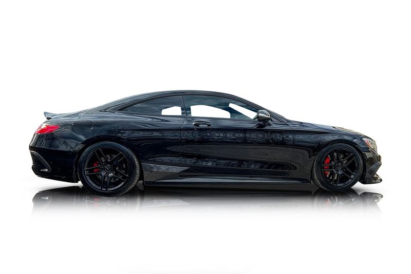 An incredible side shot photo of aMercedes-Benz S550 that you should buy.