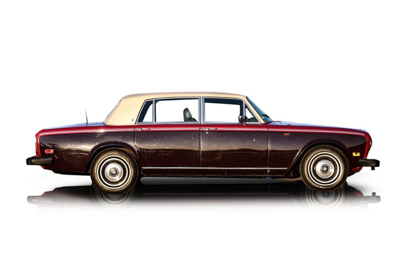 An incredible side shot photo of aRolls-Royce Wraith that you should buy.