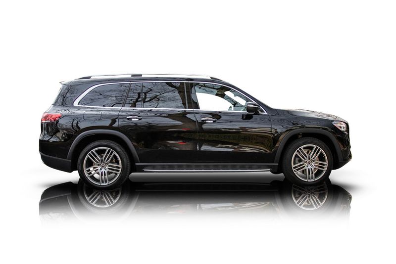An incredible side shot photo of aMercedes-Benz GLS450 that you should buy.