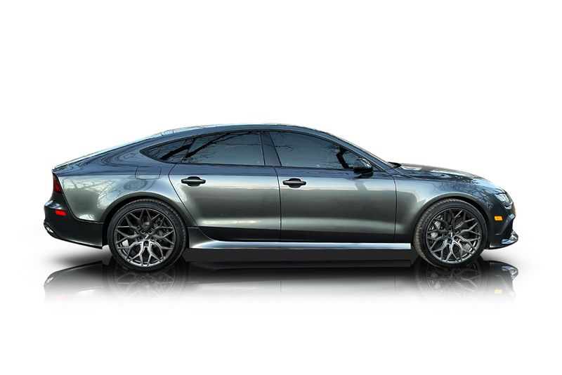An incredible side shot photo of aAudi RS7 that you should buy.