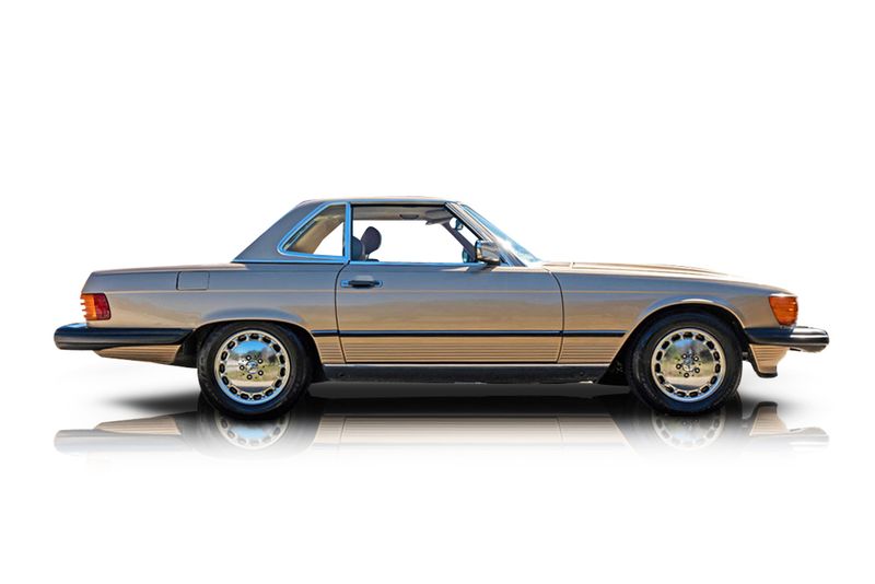 An incredible side shot photo of aMercedes-Benz 560SL that you should buy.