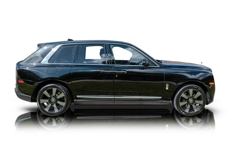 An incredible side shot photo of aRolls-Royce Cullinan that you should buy.