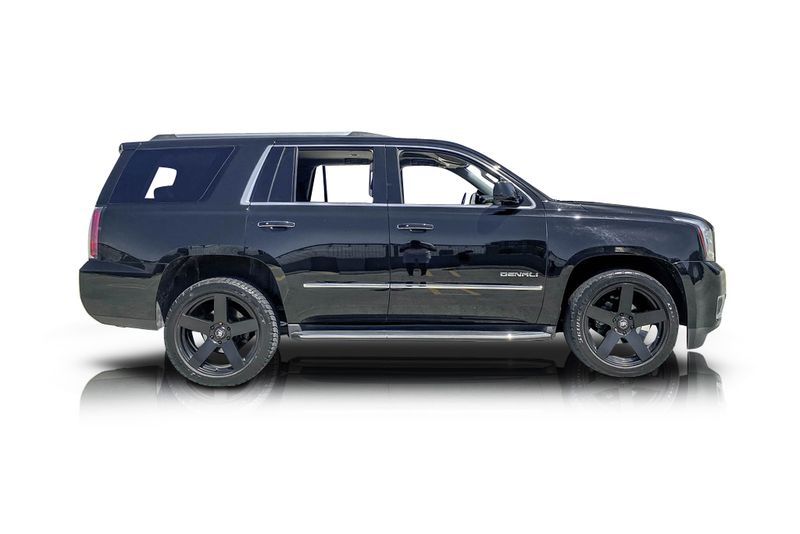 An incredible side shot photo of aGMC Yukon that you should buy.